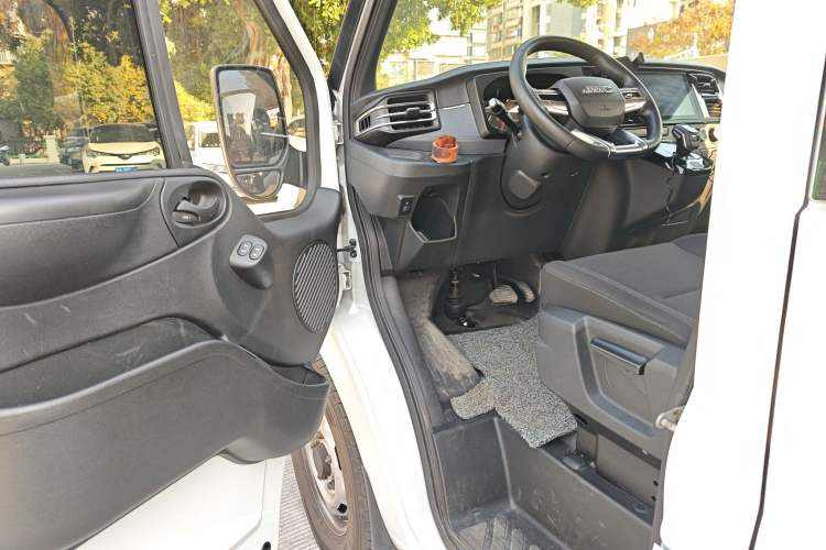 Used JMC Fushun 2025 2.0T 8AT Diesel Short-Wheelbase Low-Roof Commercial Multi-Purpose Passenger Vehicle with 5/6 Seats and Liftgate Tailgate