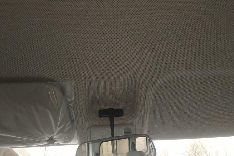 Used Wuling Yangguang 2024 300KM Comfort Version Passenger Van 75kW
