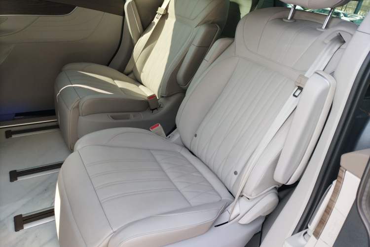 Used Roewe iMAX8 2023 400TGI Elite Edition
