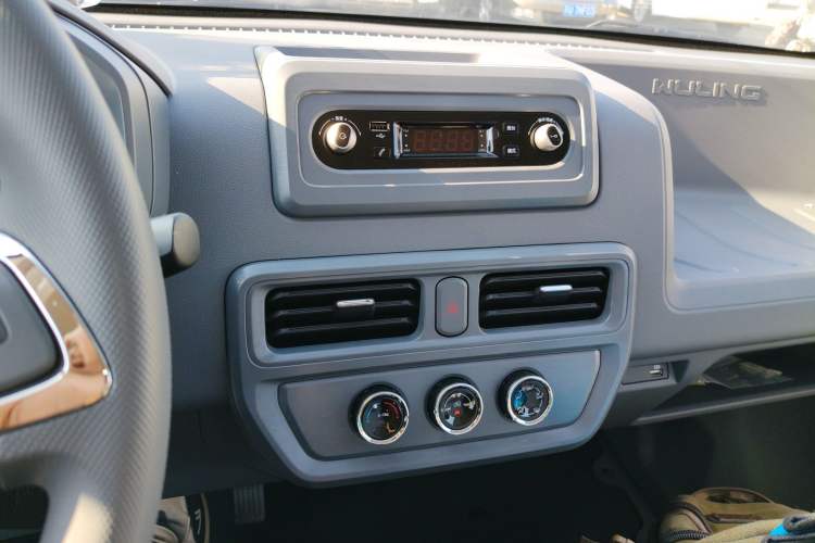 Used Wuling Yangguang 2024 300KM Comfort Version Passenger Van 75kW