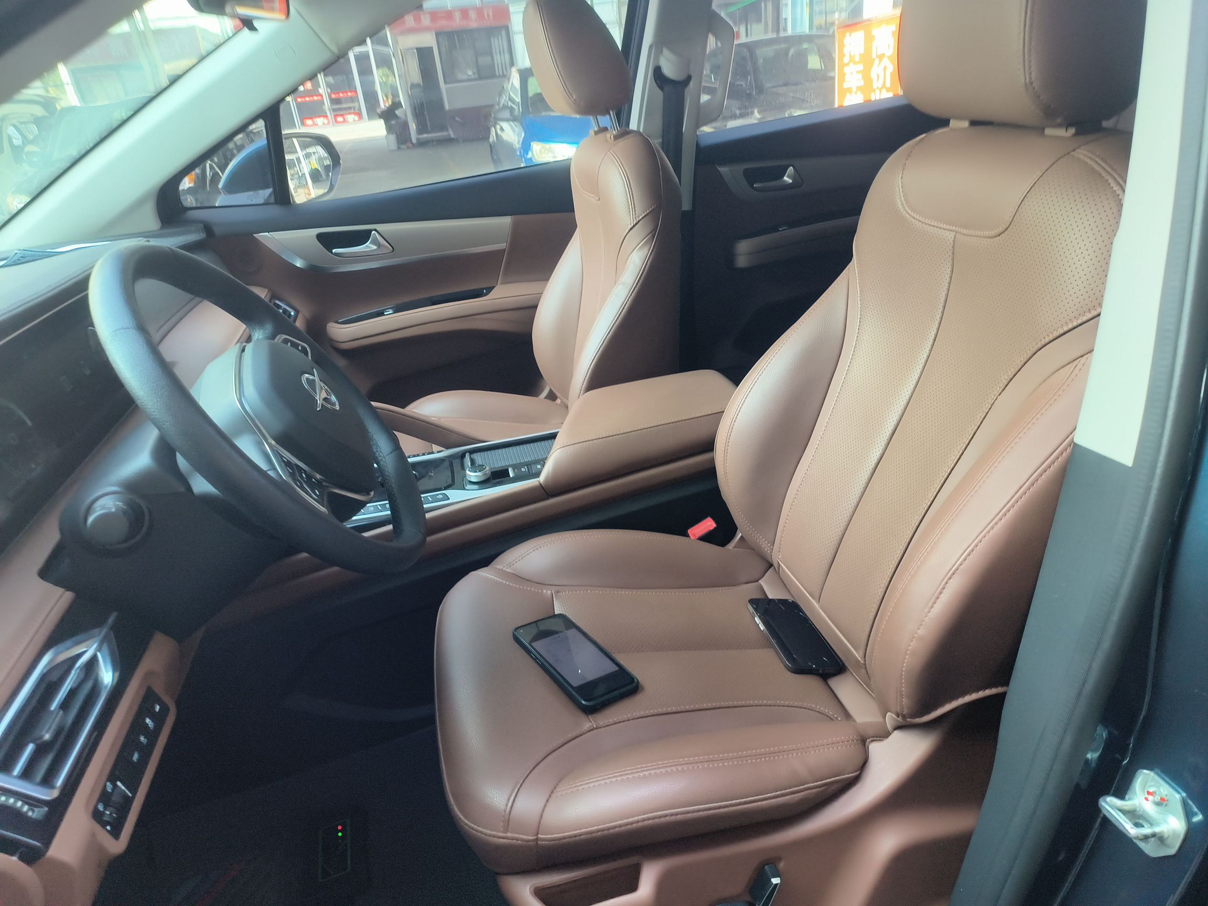 المقاعد الأمامية داخل السيارة