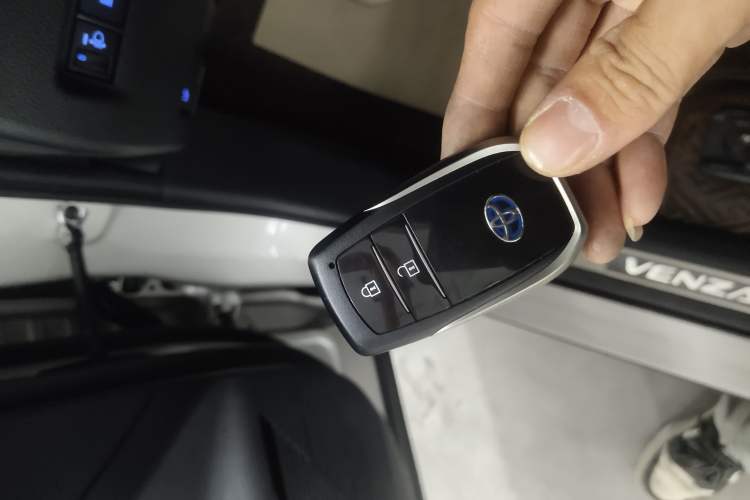 Used Toyota Venza 2022 Dual-Engine 2.5L CVT Two-Wheel Drive Luxury Edition
