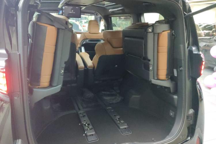 Used Toyota Alphard 2024 Dual-Engine 2.5L Deluxe Edition
