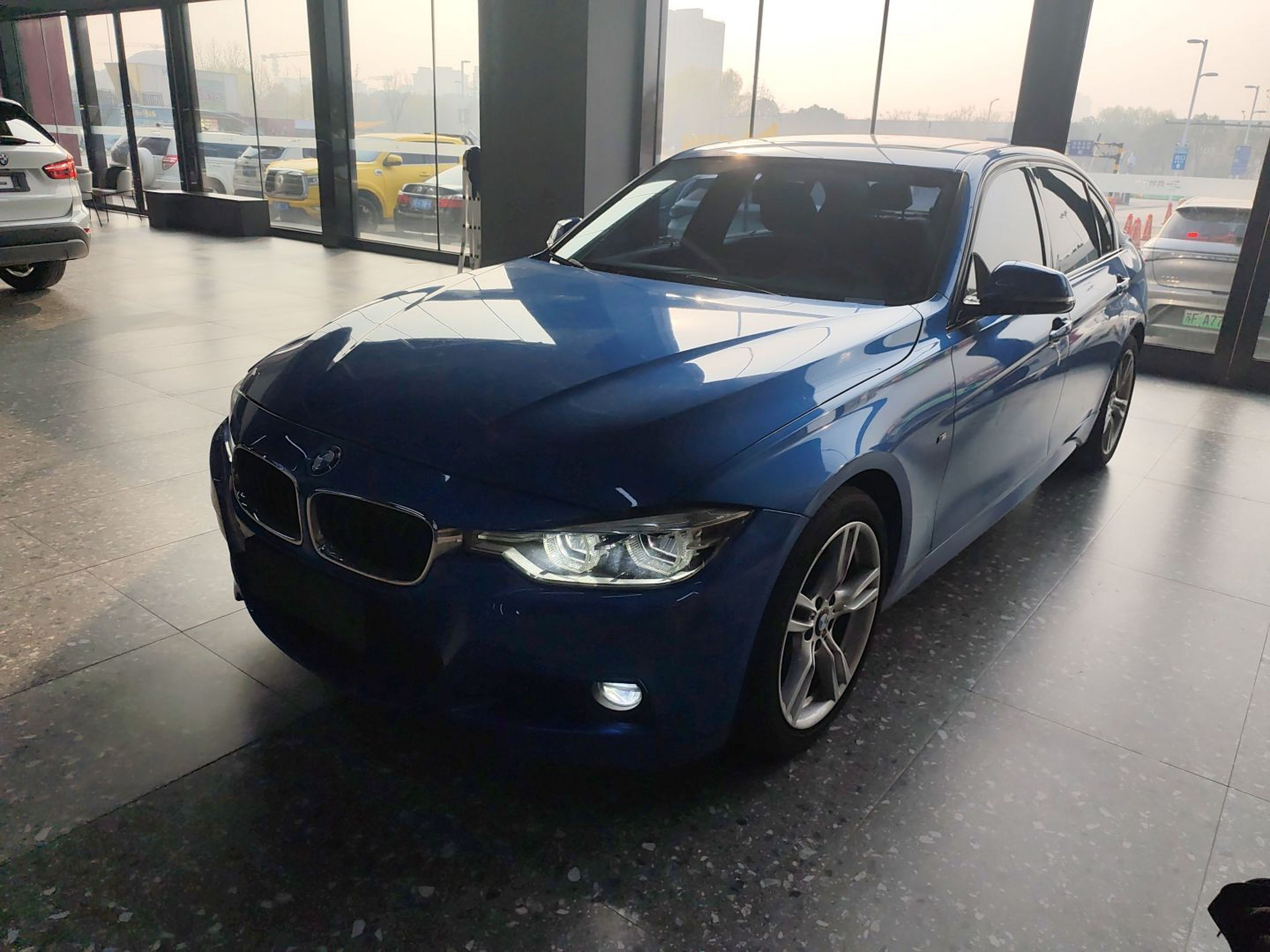 تحت مقدمة السيارة