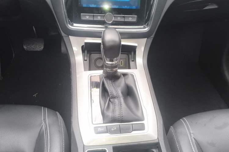 Used Roewe RX5 2019 20T Two-Wheel Drive Automatic Ali Smart Connectivity Platinum Edition
