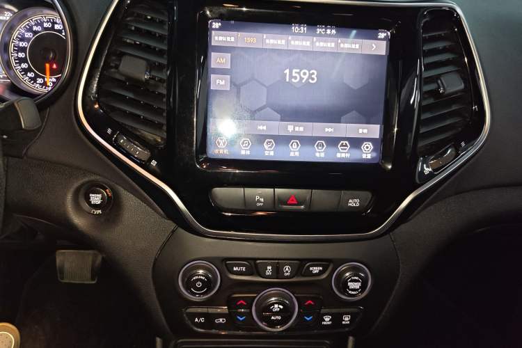 Used  Cherokee 2019 2.0T Two-Wheel Drive Smart Enjoyment Version China V
