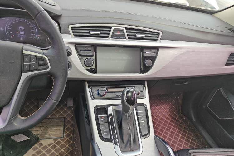 Used Geely Auto Emgrand X7 Sport 2018 1.8TD Automatic Two-Wheel Drive ZhiZun Model with 4G Connectivity
