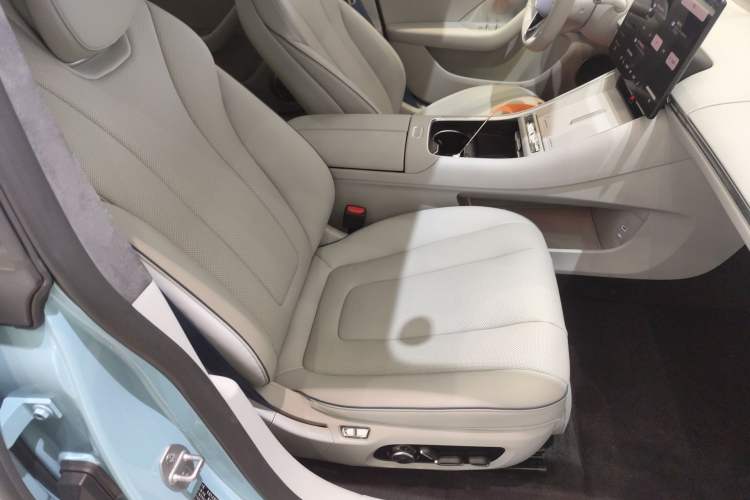 Used Hima Luxeed S7 2025 705 km Max
