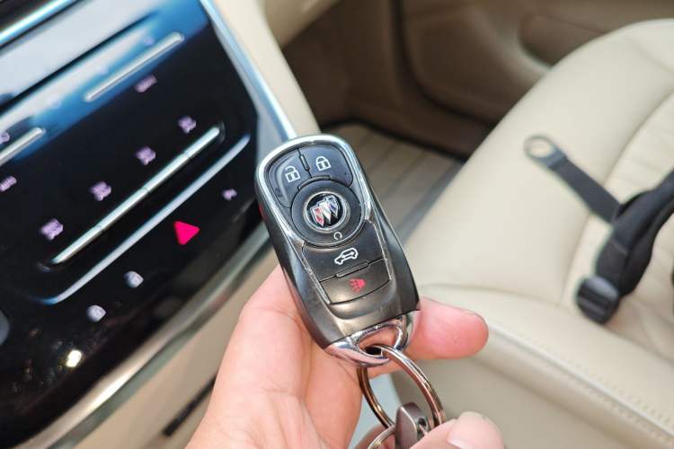 Used Buick GL8 2023 Facelifted Land Cruiser Executive Luxury Version
