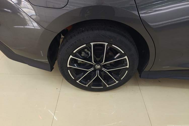 Used Changan UNI-V iDD 2024 Blue Whale Smart Electric iDD 136km ZhiKu Model
