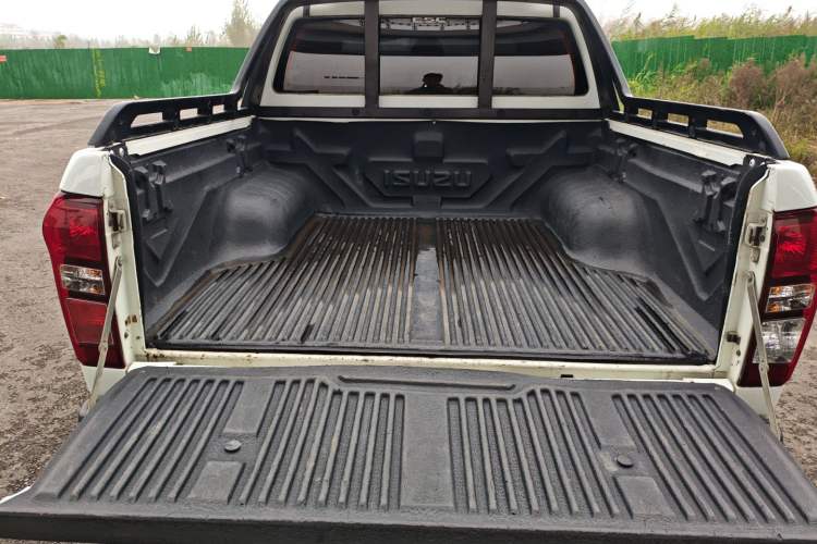 Used Isuzu D-MAX 2020 1.9T Two-Wheel Drive Automatic Comfort Edition China VI Standard RZ4E Hi-Power