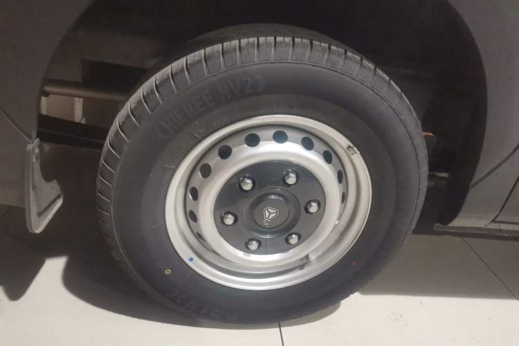 Used  Pioneer V 2024 Multi-Function Version 2.0T Automatic Short Wheelbase Mid-Roof