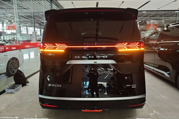 Used Denza D9 2025 DM-i Intelligent Drive 1020 Four-Wheel Drive Flagship Model