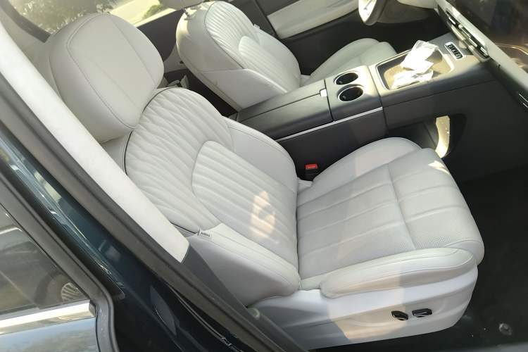 Used VOYAH Dream 2025 PHEV Four-Wheel-Drive Flagship Kunpeng Edition
