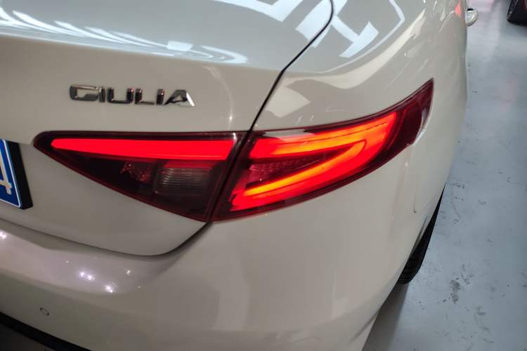 Used Alfa Romeo Giulia 2017 2.0T 280HP Luxury Sport Edition
