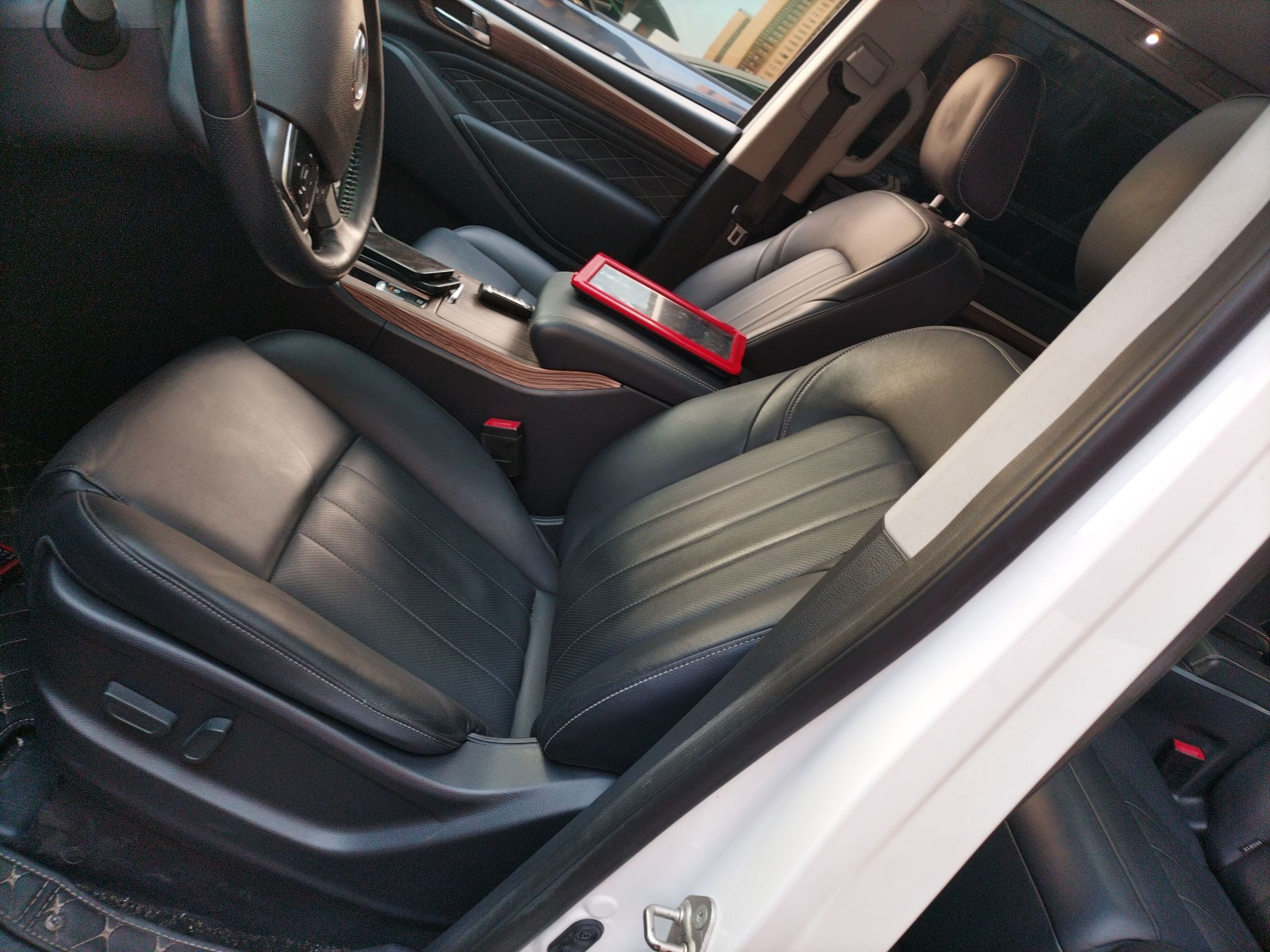 Переднее сиденье в автомобиле