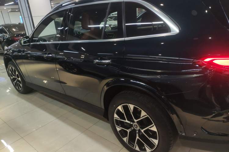 Used Mercedes-Benz GLC 2023 GLC 260 L 4MATIC Luxury Model 5 Seats
