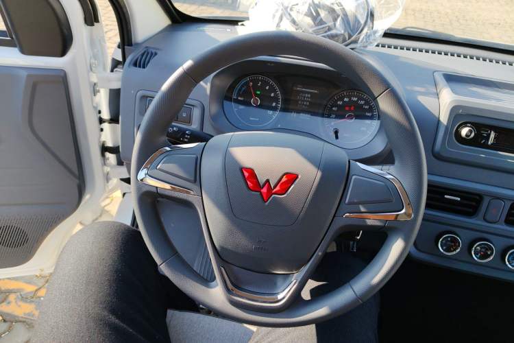 Used Wuling Yangguang 2024 300KM Comfort Version Passenger Van 75kW