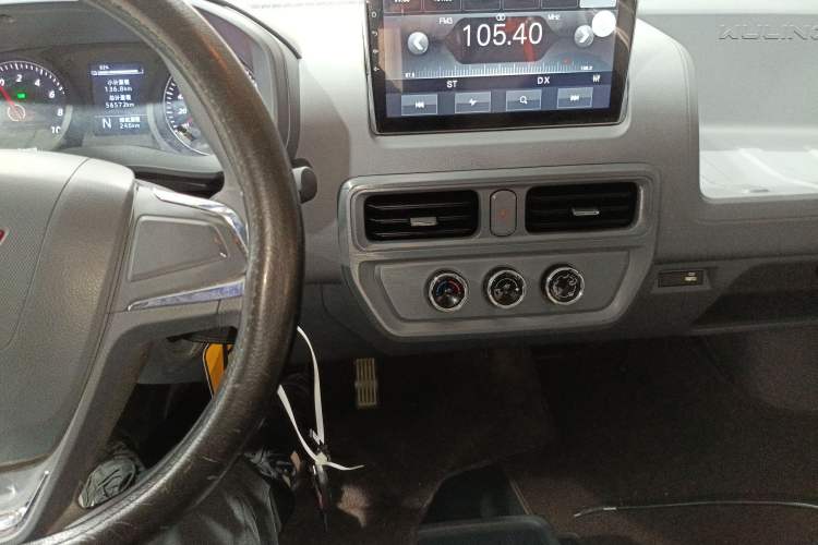 Used Wuling Yangguang 2024 300KM Comfort Version Passenger Van 75kW
