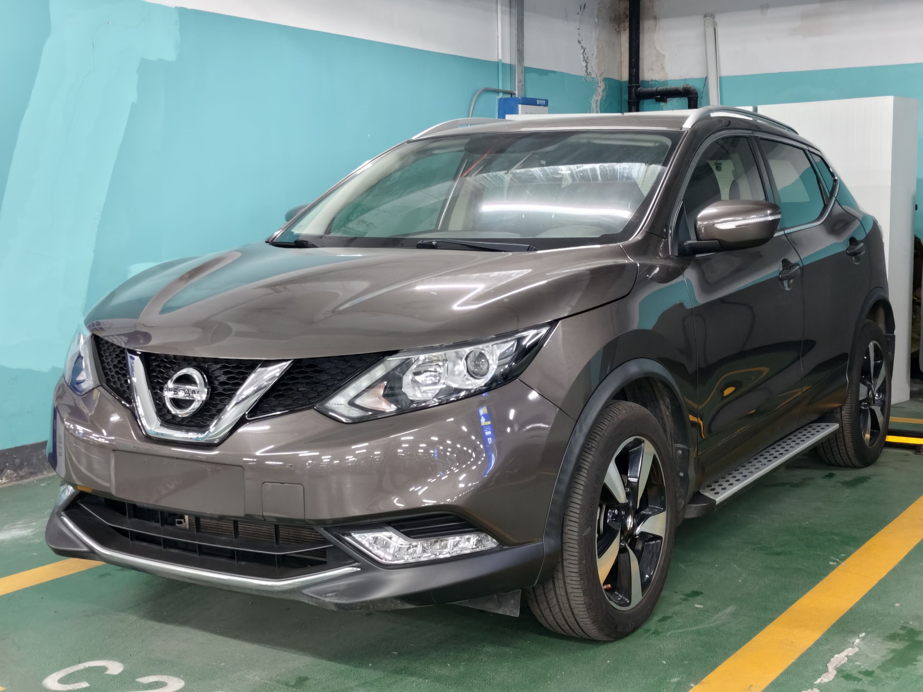 Под передней частью автомобиля