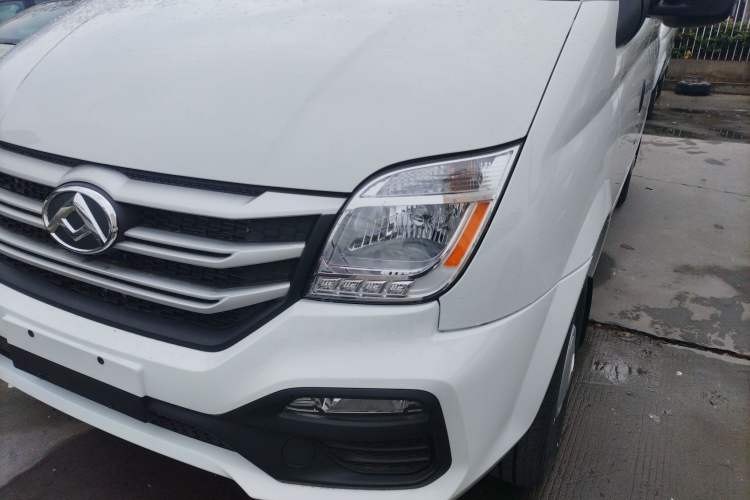 Used SAIC MAXUS Xintu V80 2024 Aotong Value Edition 6AMT Short Wheelbase Ultra-Low Roof 127 Ps 5/6 Seats

