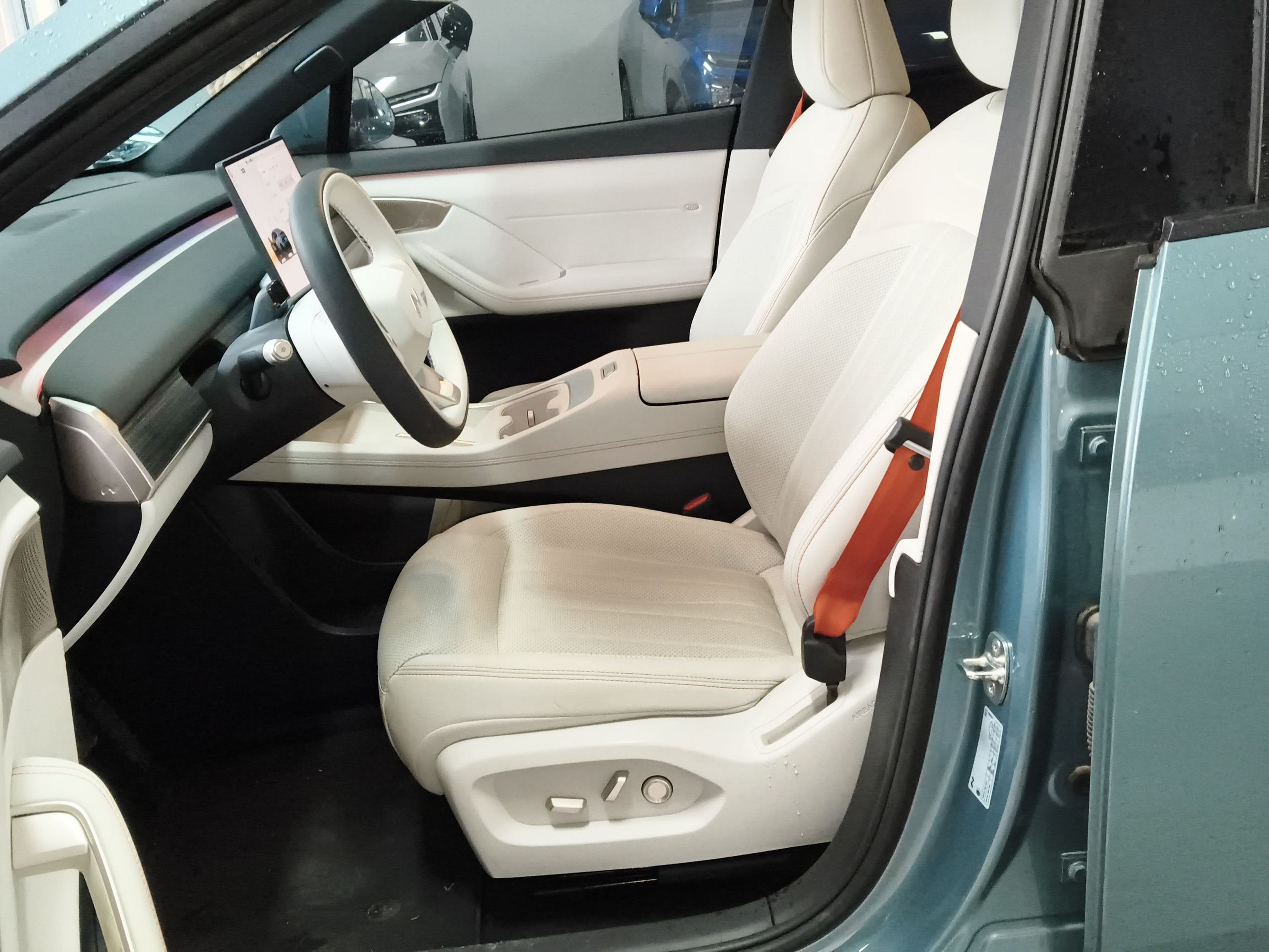 Переднее сиденье в автомобиле