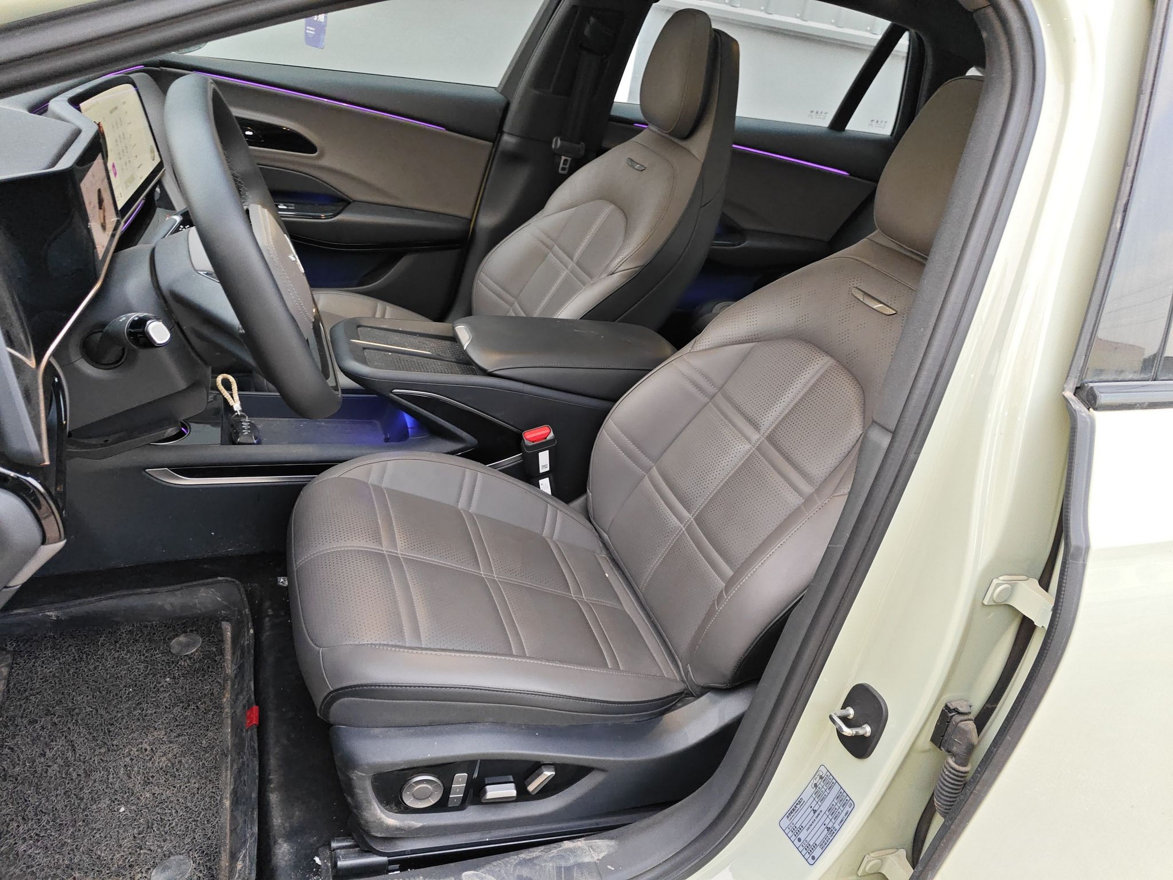 Переднее сиденье в автомобиле