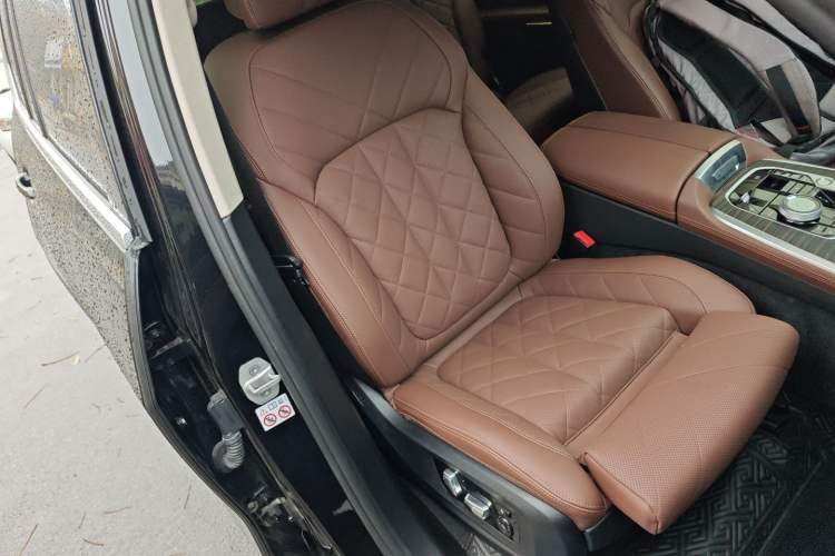 Used BMW X7 2023 xDrive40i Luxury Package with Leading Features
