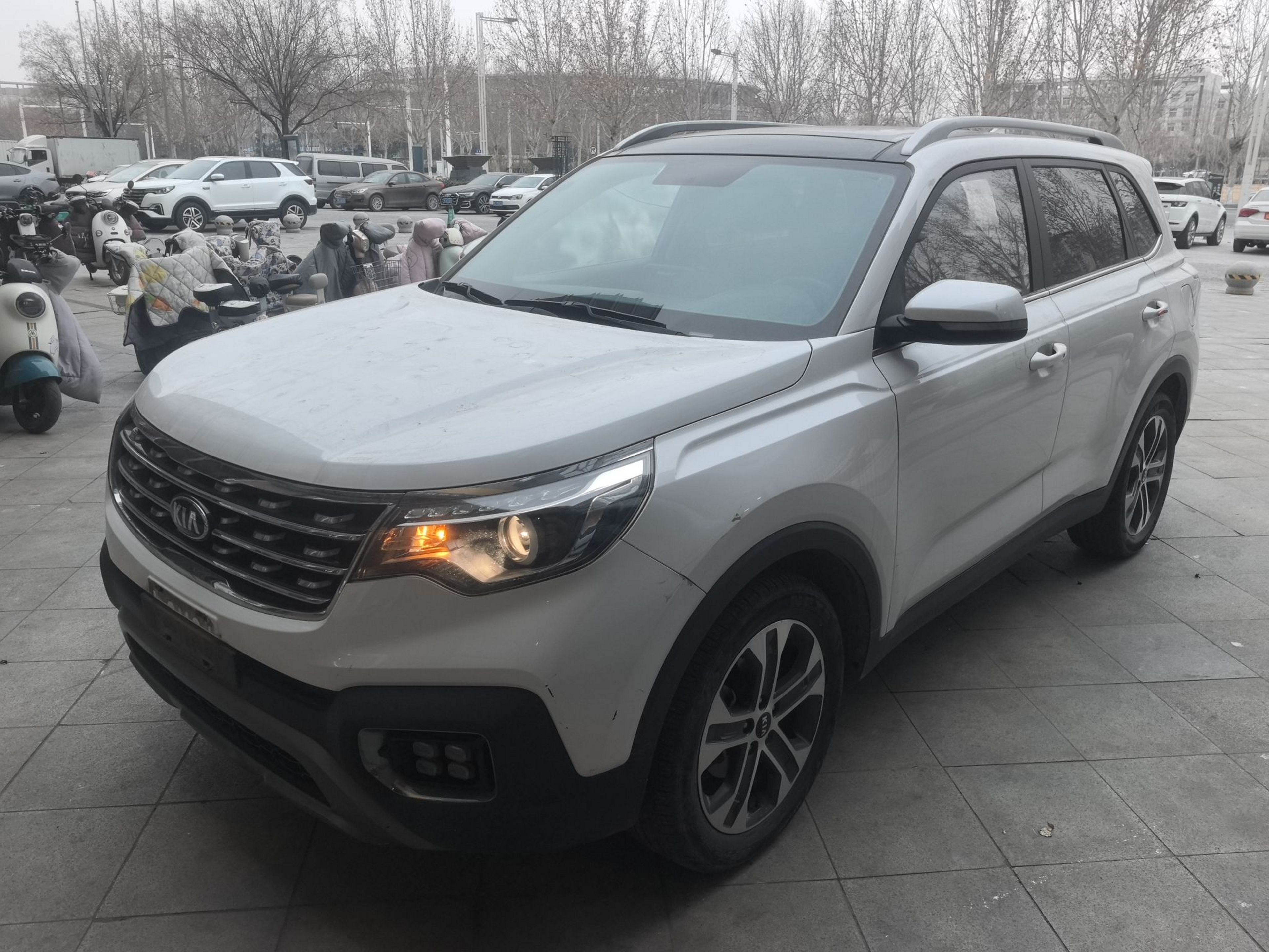 Под передней частью автомобиля