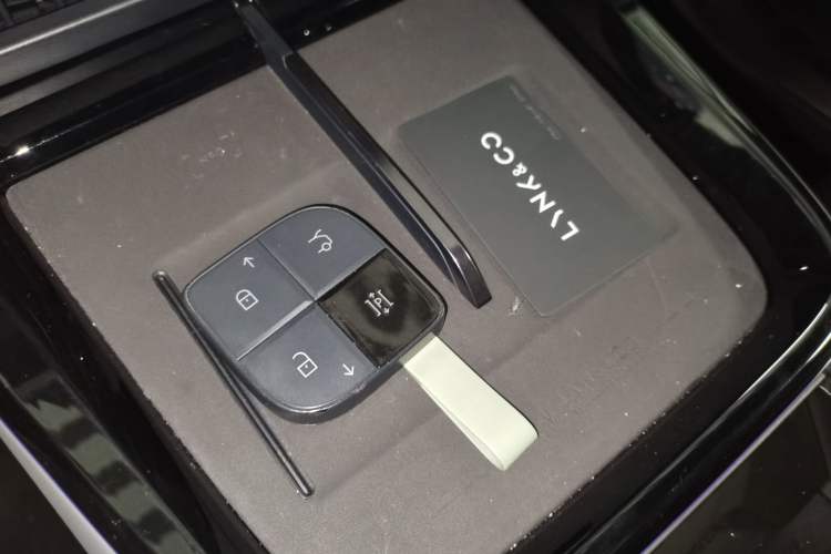 Used Lynk & Co 08 EM-P 2025 220 km All-Wheel-Drive Performance Halo
