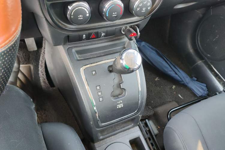 Used  Compass (Import) 2015 2.0L two-wheel drive sport version
