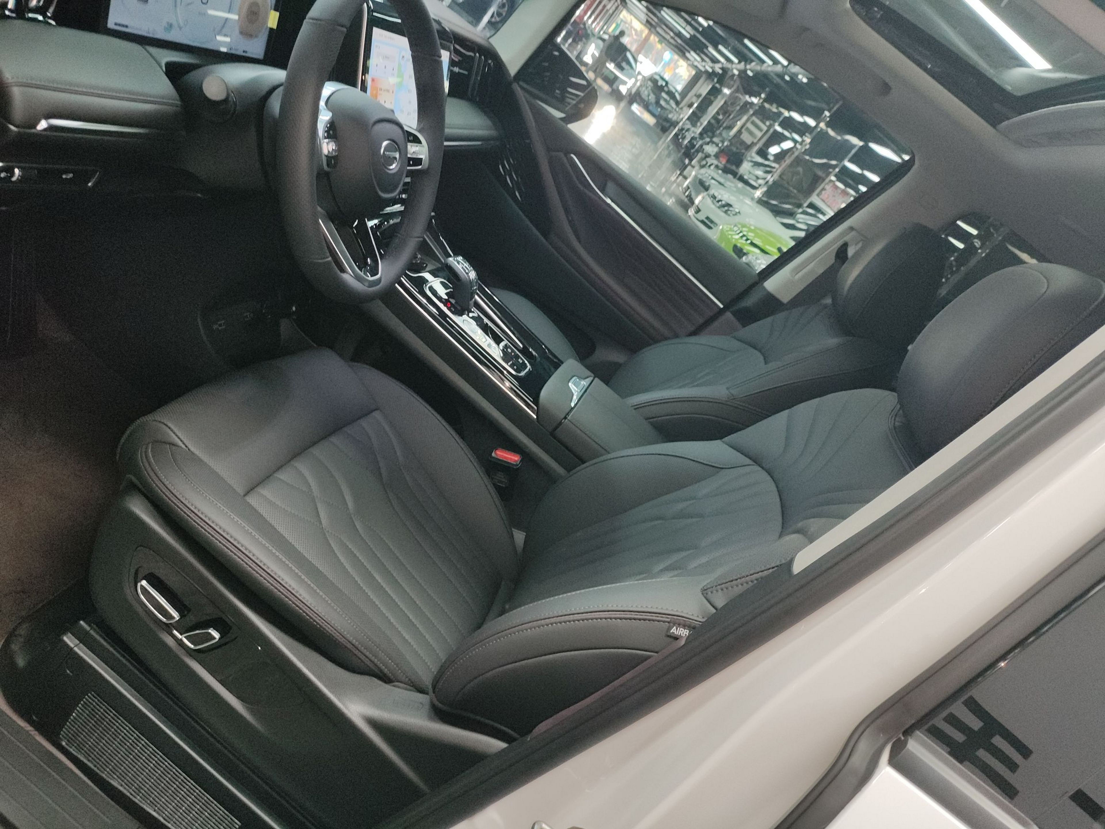 المقاعد الأمامية داخل السيارة