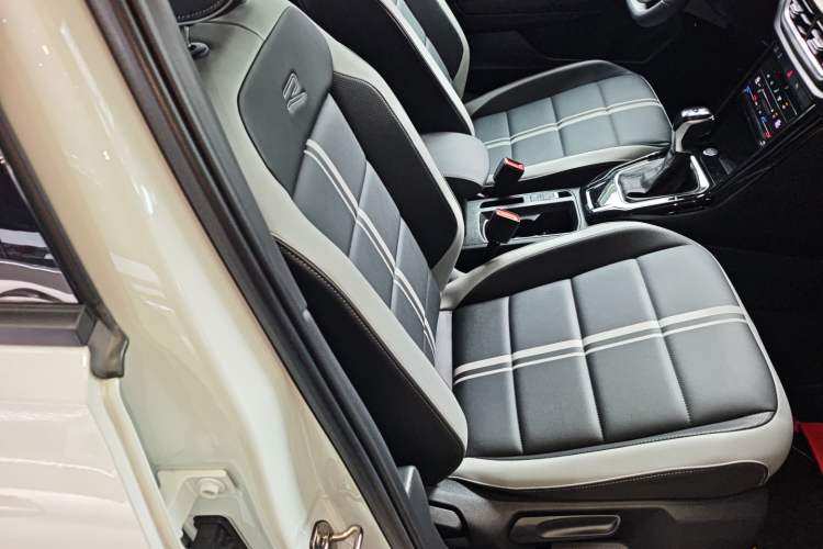 Used Volkswagen T-ROC 2023 300TSI DSG Two-Wheel-Drive Chen Guang Edition
