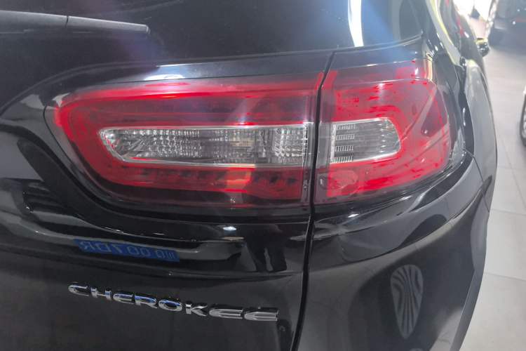 Used  Cherokee 2016 2.4L Professional Smart Version
