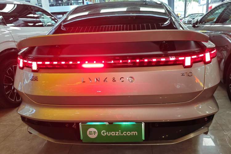 Used Lynk & Co Z10 2025 95 kWh 766 km Range Rear-Wheel Drive Max
