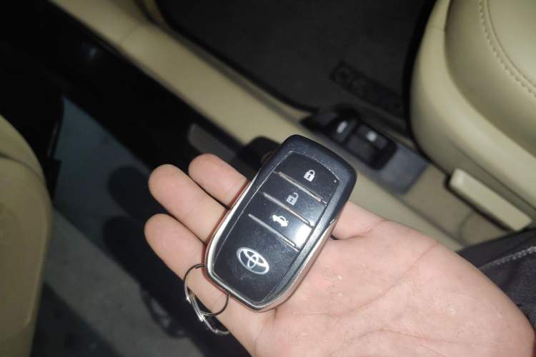 Used Toyota Camry 2016 2.0G 10th Anniversary Leading Edition
