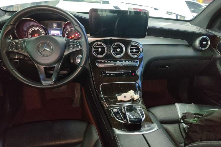 Used Mercedes-Benz GLC 2018 Facelift GLC 260 4MATIC Luxury Edition
