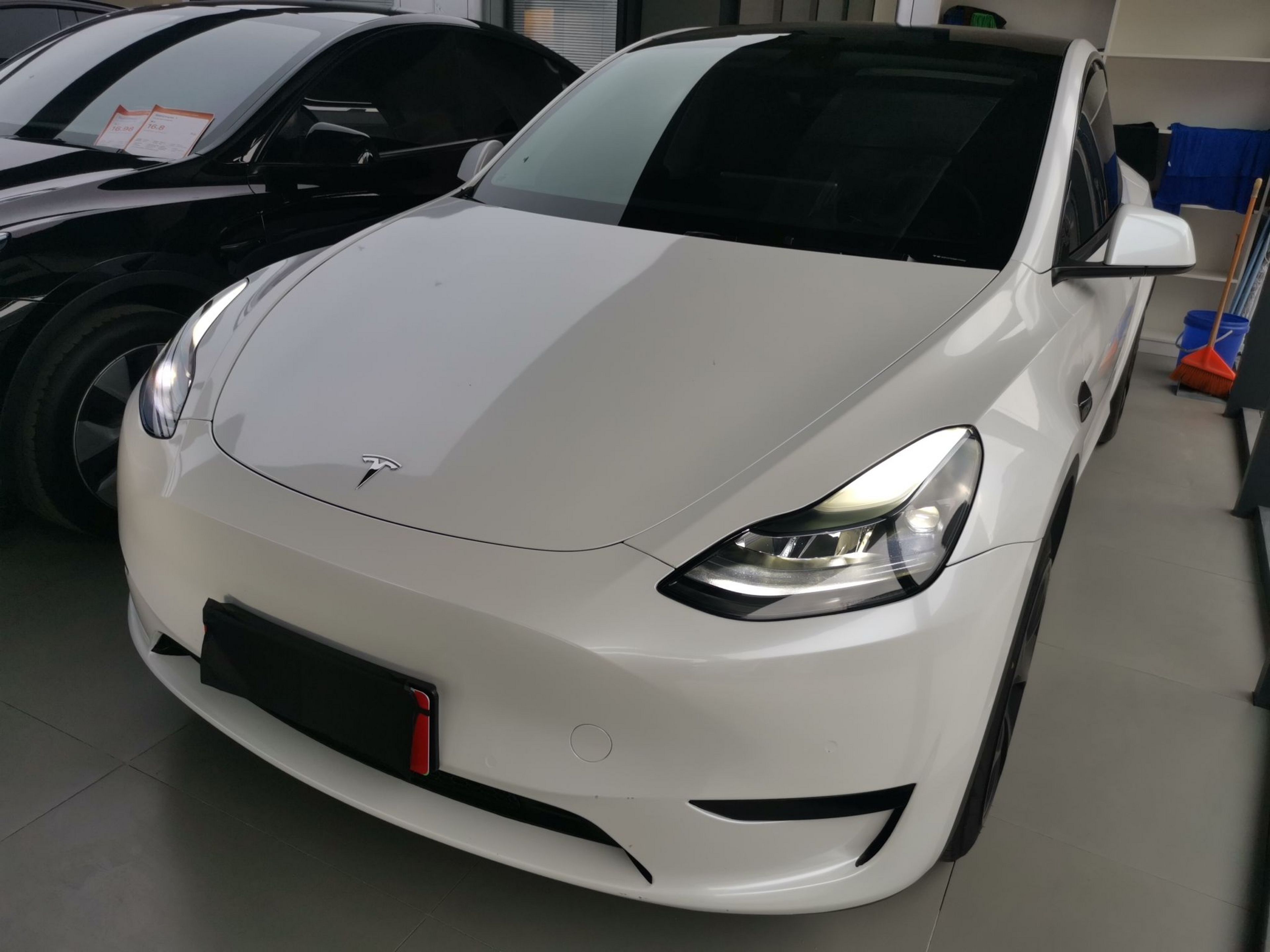 تحت مقدمة السيارة