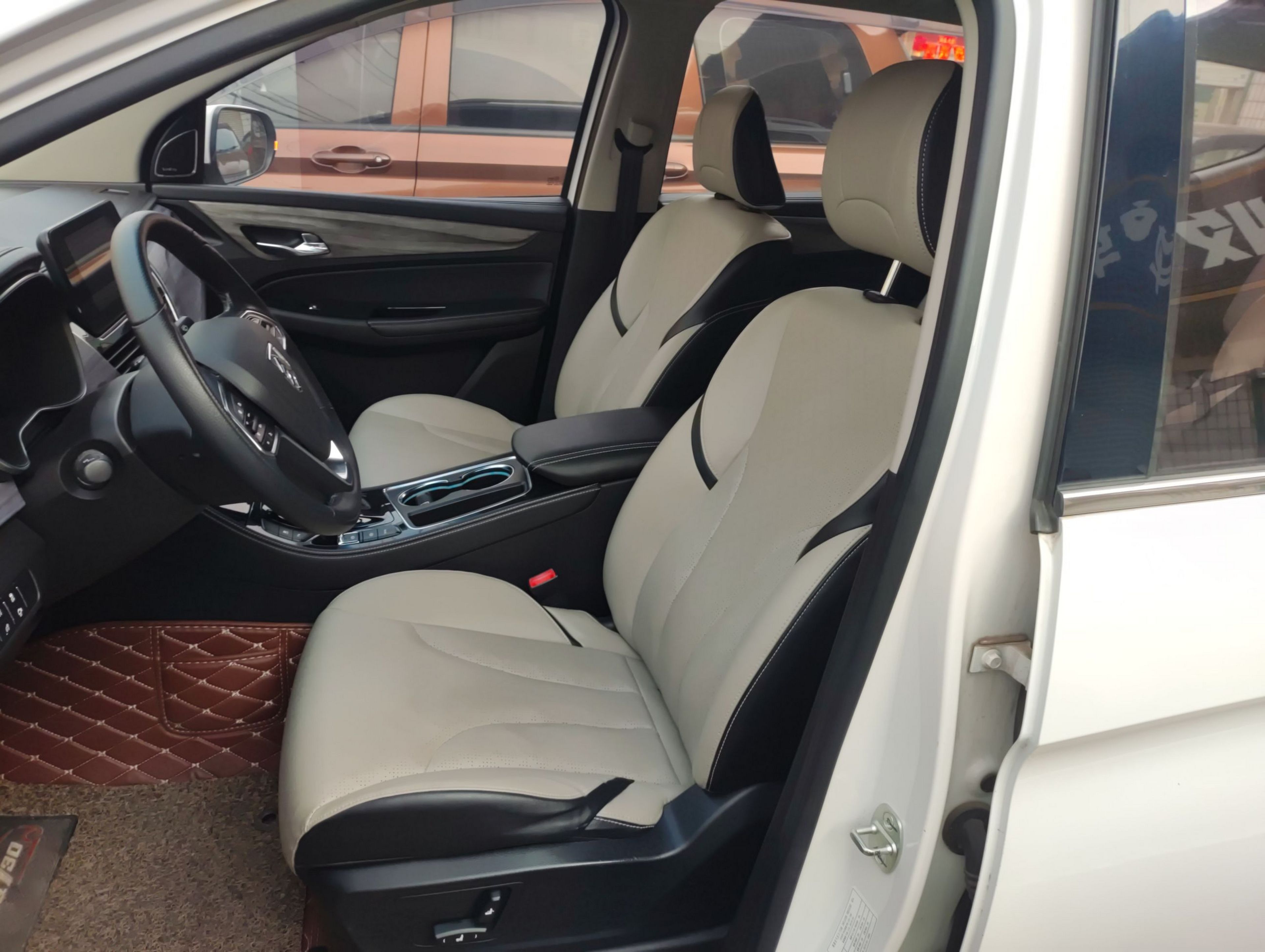 Переднее сиденье в автомобиле