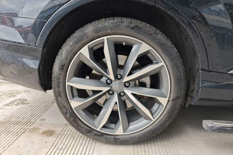 Used Audi Q7 2021 55 TFSI quattro S line Sport model
