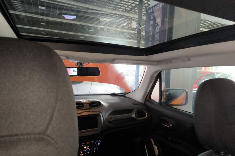 Used  Renegade 2018 Connected Large Screen Version 180T Automatic High-Energy Edition
