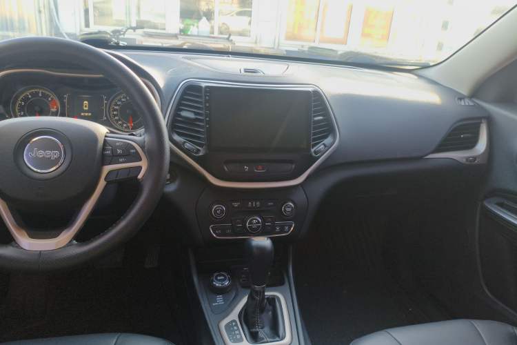 Used  Cherokee 2016 2.4L Professional Edition
