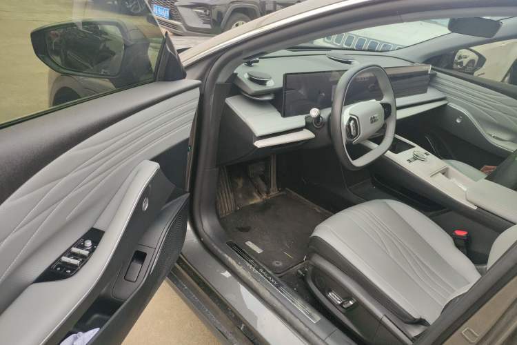 Used  E8 2024 550 km Range Rear-Wheel-Drive PRO