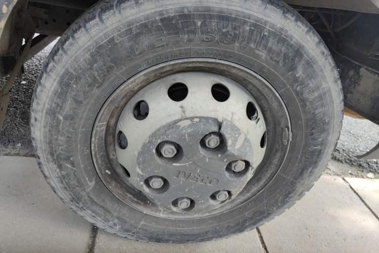 Used Iveco Daily 2021 2.5T A40 M1 Passenger Van 5-9 Seats Long Wheelbase Mid-Roof Design Dual Tires Manual Doors
