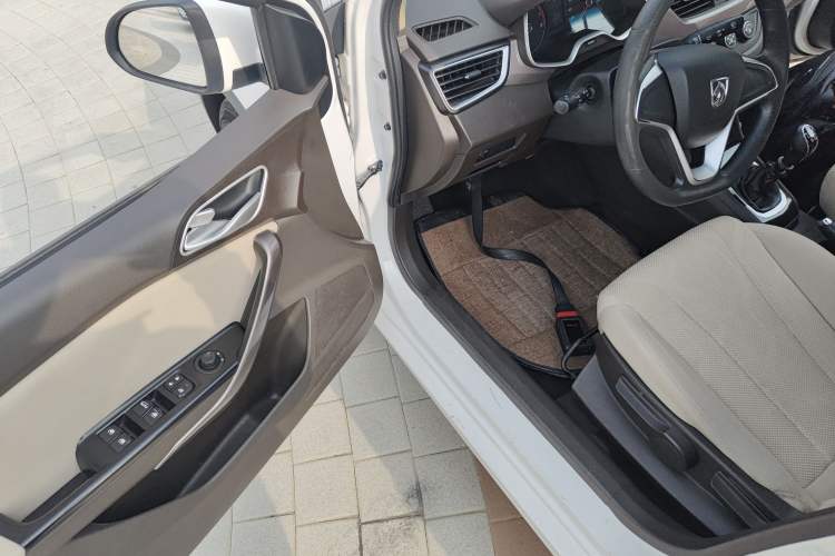 Used Baojun 310W 2017 1.5L Manual Comfort Version China VI Emission Standard
