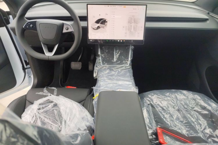 Used Tesla Model Y L 2025 Long-Range All-Wheel-Drive Version
