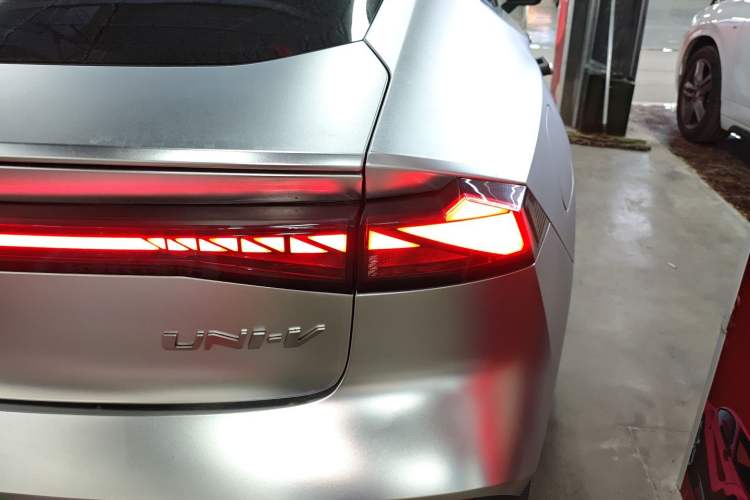 Used Changan UNI-V iDD 2023 ZhiDian iDD 1.5T 113km ZhiKu Model
