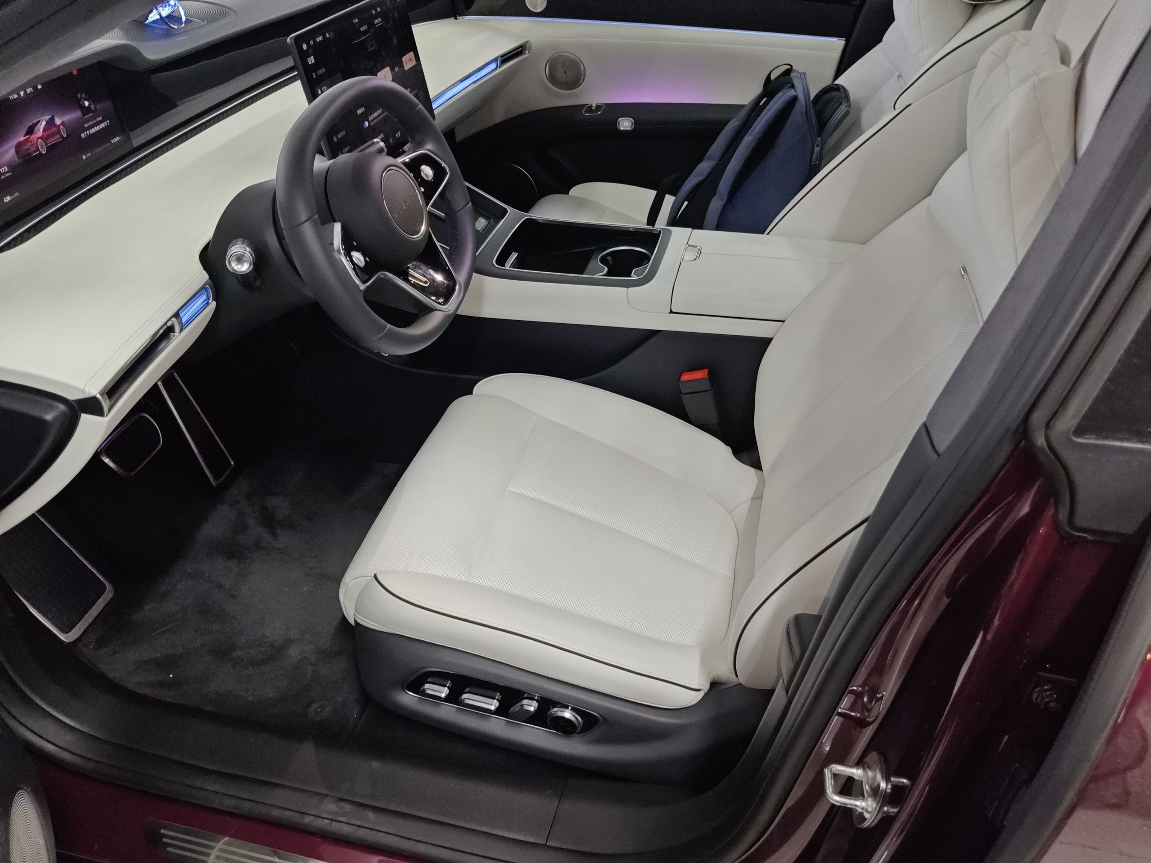 المقاعد الأمامية داخل السيارة