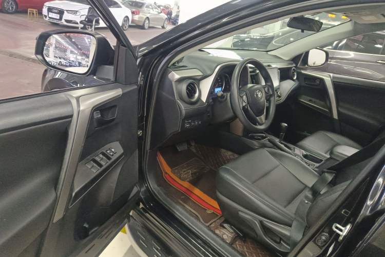 Used Toyota RAV4 2016 2.0L CVT Two-Wheel Drive Fashion Edition China V Standard
