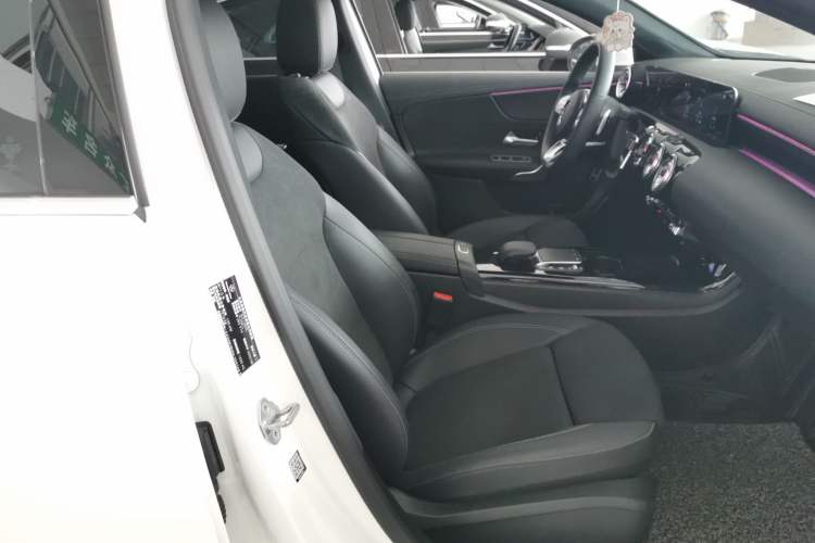 Used Mercedes-Benz A-Class 2022 Revised Version A 200 L Sport Sedan Fashionable Style
